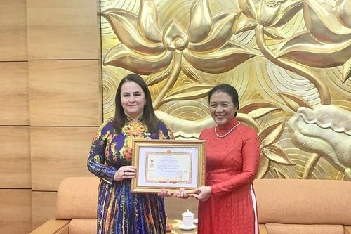 Trao tặng Kỷ niệm chương 'Vì hòa bình và hữu nghị giữa các dân tộc' cho Trưởng đại diện UN Women tại Việt Nam