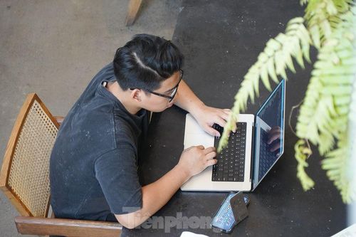 Làm việc tại quán cà phê - văn phòng di động hấp dẫn người trẻ