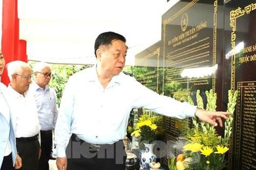Trưởng ban Tuyên giáo Trung ương thăm Mẹ Việt Nam anh hùng ở Bình Dương