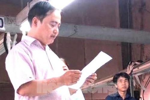 Công nhân 'đứng hình' nghe sếp đọc thông báo đóng cửa doanh nghiệp