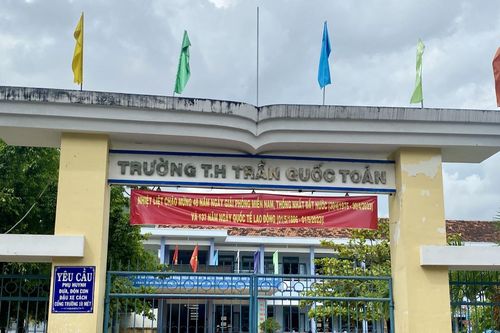 Trường trích tiền chụp ảnh của học sinh cho giáo viên 15 nghìn đồng/kiểu