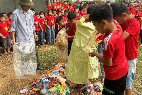 Hàng trăm học sinh chứng kiến việc tiêu hủy bánh, kẹo bán trước cổng trường
