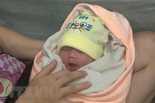 Đồng Nai: Phát hiện một bé trai sơ sinh bị bỏ rơi trong nhà vệ sinh