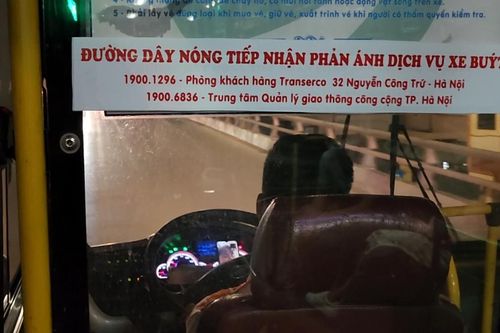 Tài xế vừa điều khiển xe vừa xem điện thoại tiềm ẩn nguy cơ mất an toàn giao thông