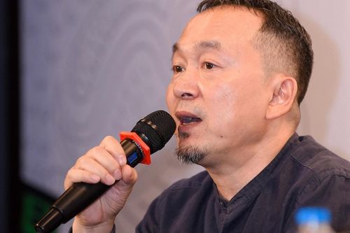 Đạo diễn Quốc Trung lên tiếng khi bà xã than vãn việc năm nào cũng phải bán biệt thự để làm 'Gió mùa'