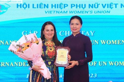 Hội LHPN Việt Nam vinh danh bà Elisa Fernandez - Trưởng đại diện UN Women tại Việt Nam