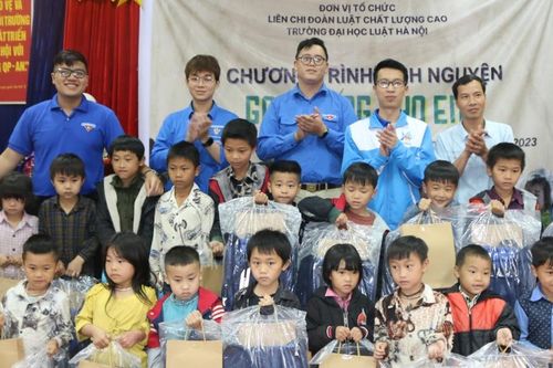 Trường Đại học Luật Hà Nội trao quà cho học sinh vùng cao Sa Pa