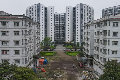 Nhà ở tái định cư bỏ hoang thành nơi vứt rác, trồng rau