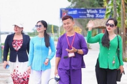 Nam hướng dẫn viên duyên dáng ở miền Tây