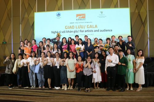 Nghệ sĩ điện ảnh ấn tượng với 'kho' bối cảnh ở miền biển xanh, cát trắng