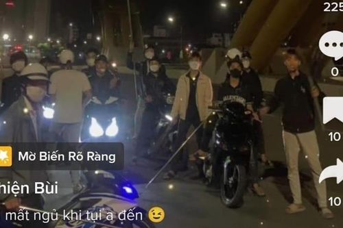 Làm rõ nhóm thanh thiếu niên vác hàng nóng chụp ảnh 'sống ảo'