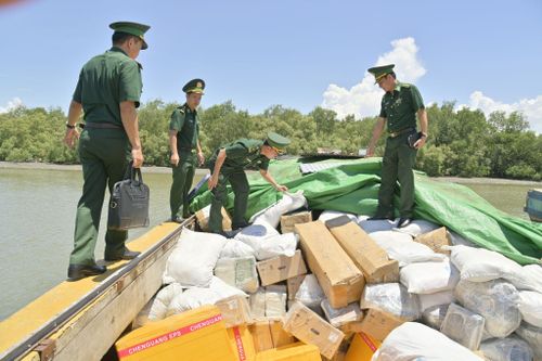 Bắt giữ tàu vô chủ ở Kiên Giang chứa nhiều hàng hóa