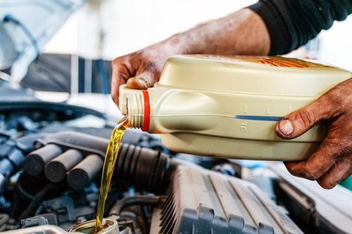 Thay dầu động cơ nên chọn dầu nhớt 5W-30 hay 10W-40?