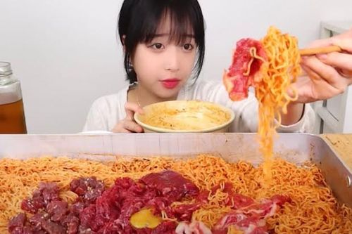 Cô gái kiếm tiền tỷ trong 15 phút nhờ khả năng 'ăn thùng uống vại'