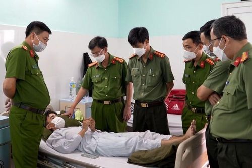 Bắt 2 đối tượng bắn một chiến sĩ công an bị thương ở Kon Tum