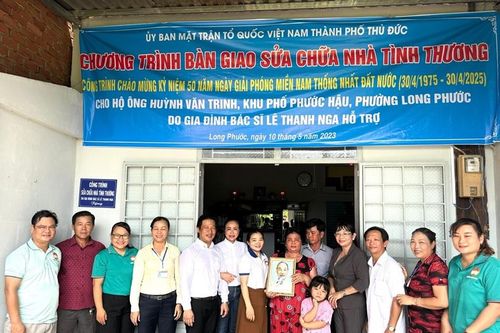 Bàn giao công trình sửa chữa nhà tình thương cho hộ nghèo