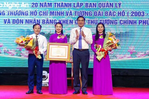 Trao tặng Bằng khen Thủ tướng Chính phủ cho Ban Quản lý Quảng trường Hồ Chí Minh và Tượng đài Bác Hồ