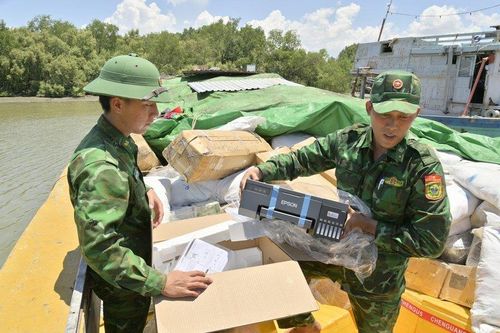 Kiên Giang: Phát hiện tàu vận chuyển hàng hóa không rõ nguồn gốc