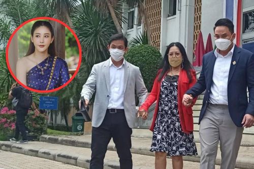 Vụ việc cố diễn viên Tangmo Nida: Mẹ ruột hài lòng với hình phạt, nắm tay hai bị cáo rời khỏi tòa