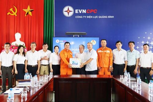 Công đoàn EVNCPC: Tặng quà đơn vị, cá nhân tại Công ty điện lực tỉnh Quảng Bình