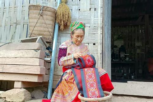 Độc đáo trang phục phụ nữ Mông Hoa