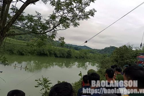 Vụ tìm xe ô tô lao xuống sông Kỳ Cùng: Quá trình kéo xe lên thì dây tời bị đứt
