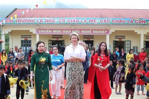 Hoàng hậu Vương quốc Bỉ thăm học sinh vùng cao Sa Pa