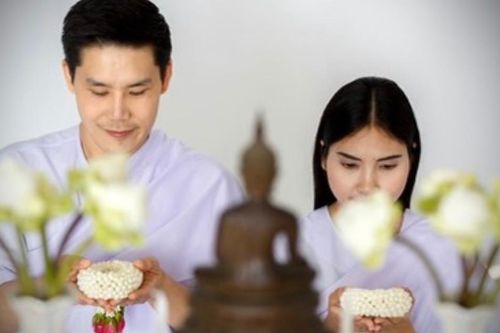 Người tập sự xuất gia có được vái lạy vong linh?