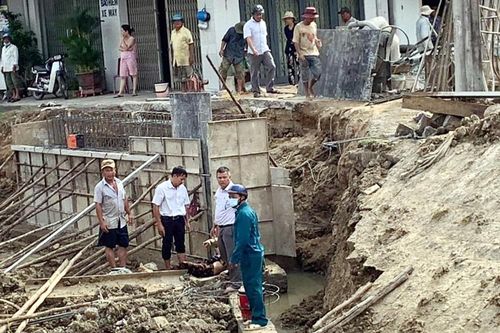 Phú Yên: Thi công cầu dân sinh bị sạt lở đất khiến một phụ nữ tử vong