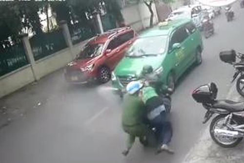Dù bị xịt hơi cay, anh CSKV Công an TPHCM vẫn quyết lao lên khống chế đối tượng