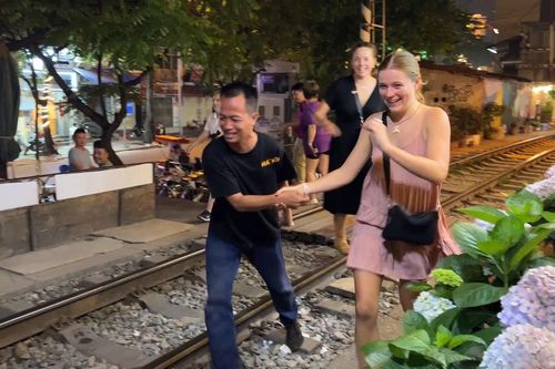Khách Tây vào phố cà phê đường tàu qua lối đi bí mật