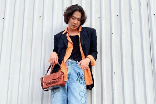 Thích đeo túi hiệu, mặc đồ bình dân