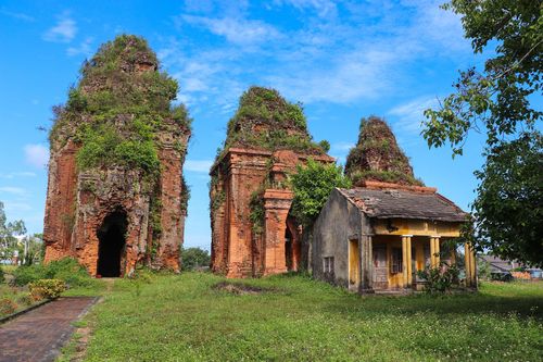 Cụm tháp chăm Khương Mỹ bị muối hóa sau trùng tu 6 tháng