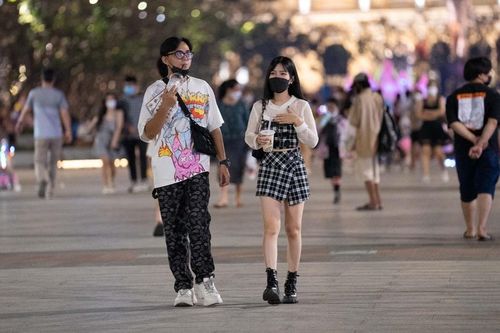 Có nên lắp mái che nghệ thuật ở phố đi bộ Nguyễn Huệ?