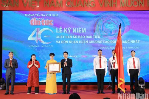 Báo Tin tức đón nhận Huân chương Lao động hạng Nhất nhân 40 năm thành lập