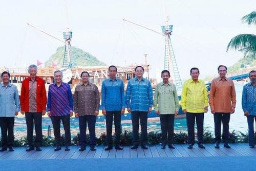 Vải họa tiết 'mắt gà' may trang phục của nhà lãnh đạo dự ASEAN 42 do đích thân Tổng thống Indonesia lựa chọn có gì đặc biệt?