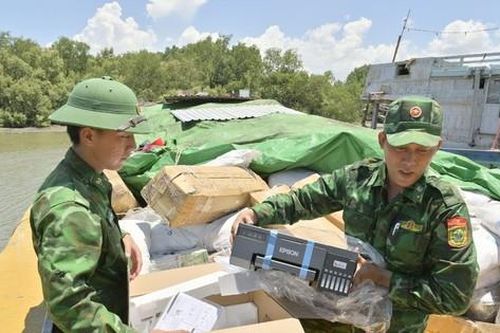 Bắt tàu 'không người' ở Kiên Giang, hai ngày chưa kiểm đếm hết hàng hóa trên tàu