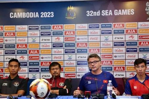 Họp báo trước trận bán kết U22 Việt Nam vs U22 Indonesia: Cầu thủ cần tự tin vào bản thân