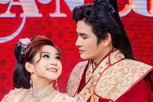 MC Vũ Mạnh Cường xin lỗi khán giả vì quá mê hát