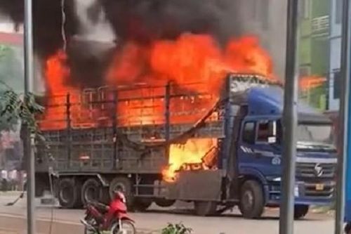 Tài xế liều mình lái xe tải cháy ngùn ngụt đi tìm vòi nước dập lửa