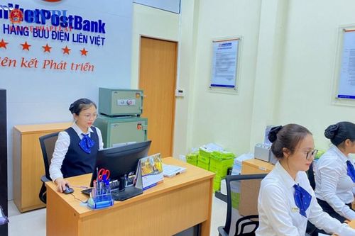 Nhân viên ngân hàng ngăn chặn kịp thời một cụ già chuyển tiền cho bọn lừa đảo