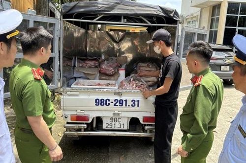 Tịch thu gần 1 tấn thực phẩm đã bốc mùi hôi thối trên đường đi tiêu thụ