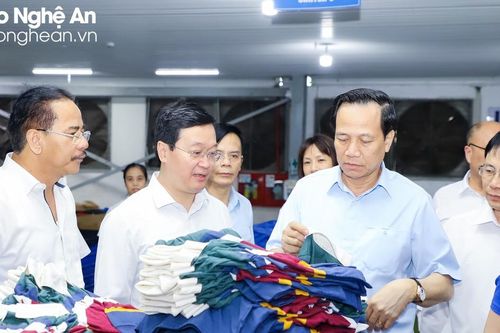 Bộ trưởng Bộ Lao động - Thương binh và Xã hội kiểm tra hoạt động sản xuất, kinh doanh tại Nghệ An