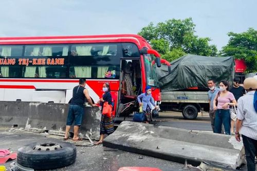 Bản tin 12/5: Tài xế xe khách lái ẩu, phụ xe và 3 hành khách bị thương