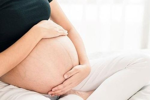 Mang thai ảnh hưởng đến cột sống và hình thể thế nào?