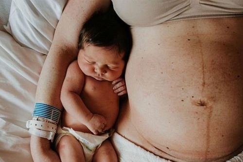 5 lý do khiến mẹ tăng cân vù vù sau sinh dù chăm con rất mệt
