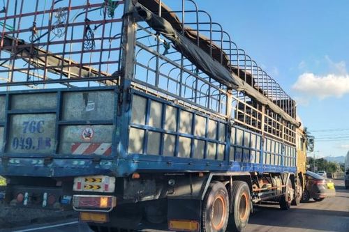 Xe tải tông xe ô tô con trên Quốc lộ 1