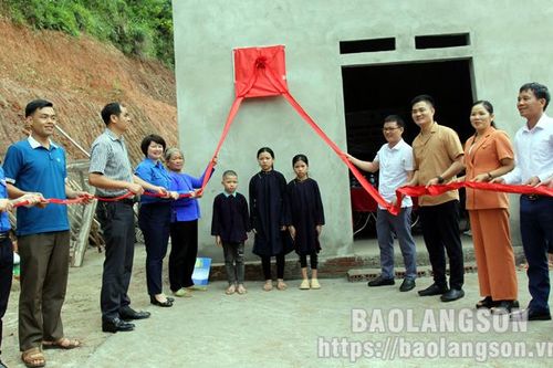 Khánh thành và bàn giao nhà Khăn quàng đỏ cho học sinh có hoàn cảnh khó khăn
