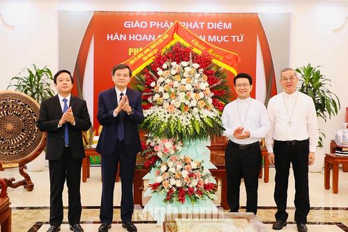 Đoàn đại biểu lãnh đạo tỉnh thăm, chúc mừng Tòa Giám mục Giáo phận Phát Diệm
