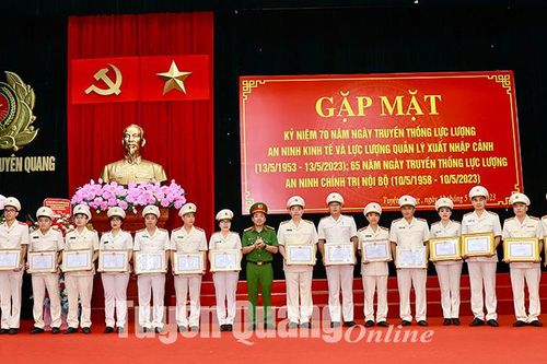 Khen thưởng tập thể và cá nhân nhân kỷ niệm ngày truyền thống 3 lực lượng an ninh